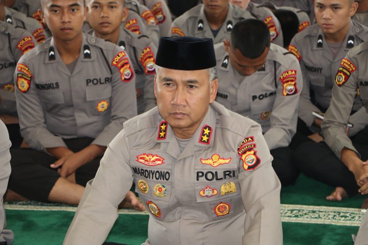 Kapolda Bengkulu Irjen Pol. Mardiyono mengikuti kegiatan Pembinaan Rohani dan Mental (Binrohtal) yang digelar secara terpusat melalui zoom meeting, Kamis (19/2/2026). (Dok/Yola)