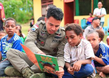 Operasi Damai Cartenz 2026 melalui kegiatan belajar dan bermain bersama anak-anak Taman Baca Kampung Koya Tengah, Distrik Muara Tami, Kota Jayapura, Selasa (3/2/2026). (Dok/yola)
