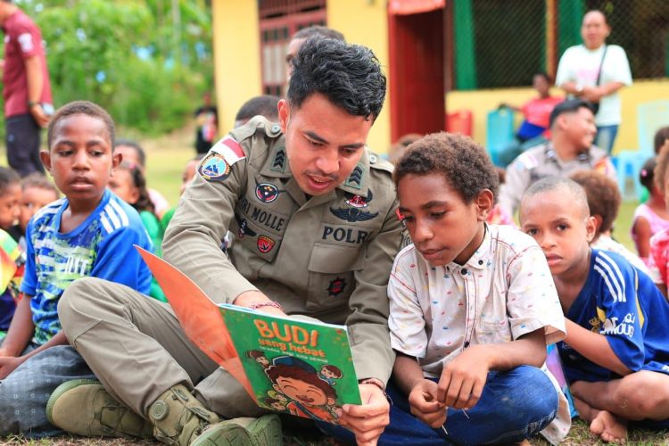 Operasi Damai Cartenz 2026 melalui kegiatan belajar dan bermain bersama anak-anak Taman Baca Kampung Koya Tengah, Distrik Muara Tami, Kota Jayapura, Selasa (3/2/2026). (Dok/yola)
