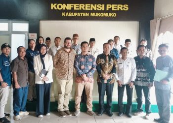 Foto bersama Bapperida Mukomuko bersama investor dan NGO internasional, Kamis (26/2/2026). (Dok/Dd)