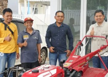 Wakil Ketua I DPRD Kota Jambi Muhammad Yasir (kedua kanan) menyerahkan bantuan hand traktor rotary kepada Kelompok Tani Bohok Tani di Kelurahan Talang Gulo, Kecamatan Kotabaru, Kamis (29/1/2026) (Dok Stepanus)