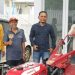 Wakil Ketua I DPRD Kota Jambi Muhammad Yasir (kedua kanan) menyerahkan bantuan hand traktor rotary kepada Kelompok Tani Bohok Tani di Kelurahan Talang Gulo, Kecamatan Kotabaru, Kamis (29/1/2026) (Dok Stepanus)