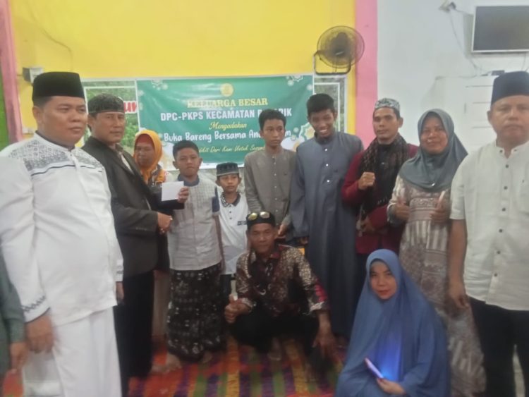 PKPS DPC Kecamatan Penarik menggelar buka puasa bersama dan santunan anak yatim di Rumah Makan Bayang Sani Sidodadi, Kecamatan Penarik, Kabupaten Mukomuko, Minggu (8/3/2026). (Foto:Dd)