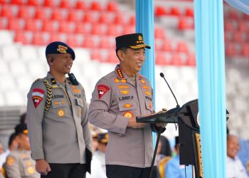 Kapolri Jenderal Listyo Sigit Prabowo memimpin apel ojek online (ojol) dan buruh kamtibmas 'Nyago Bumi Sriwijaya Aman Bae' di Stadion Bumi Sriwijaya, Kota Palembang, Minggu (8/3/2026). (Foto/yl)