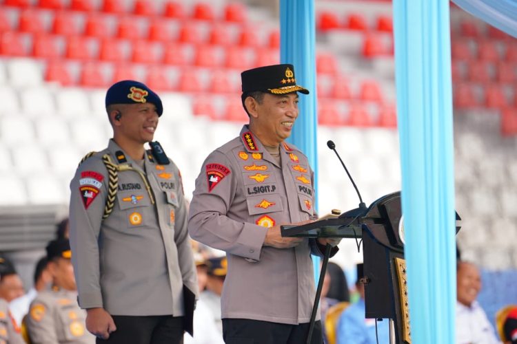 Kapolri Jenderal Listyo Sigit Prabowo memimpin apel ojek online (ojol) dan buruh kamtibmas 'Nyago Bumi Sriwijaya Aman Bae' di Stadion Bumi Sriwijaya, Kota Palembang, Minggu (8/3/2026). (Foto/yl)
