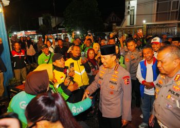Kapolri Jenderal Listyo Sigit Prabowo, melakukan interaksi dan menyerap aspirasi dari elemen ojek online saat meninjau Kedai Ado Presisi di Sumatera Selatan, Sabtu (7/3/2026). (Foto:Yl)