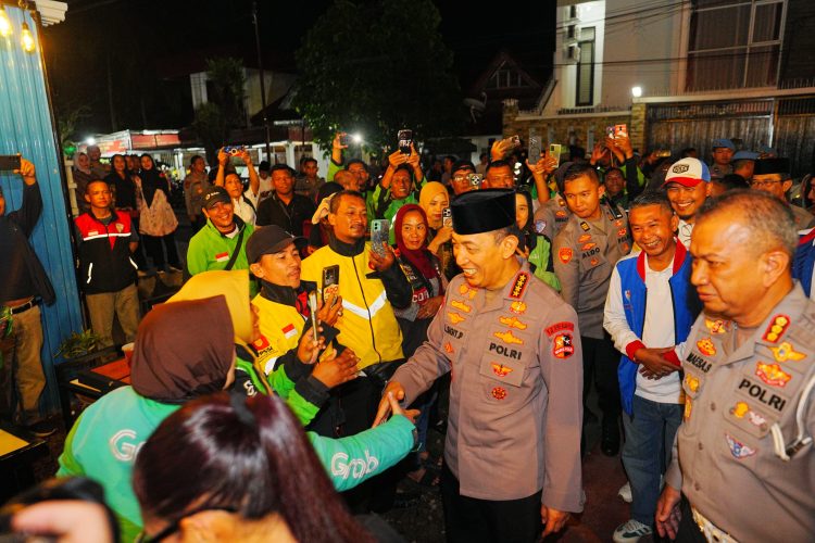 Kapolri Jenderal Listyo Sigit Prabowo, melakukan interaksi dan menyerap aspirasi dari elemen ojek online saat meninjau Kedai Ado Presisi di Sumatera Selatan, Sabtu (7/3/2026). (Foto:Yl)