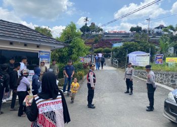 Personel Polres Rejang Lebong melakukan pengamanan di kawasan wisata Tebing Suban, Kecamatan Selupu Rejang, Kamis (26/3/2026) (Dok,. Humas)