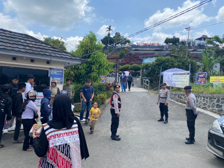 Personel Polres Rejang Lebong melakukan pengamanan di kawasan wisata Tebing Suban, Kecamatan Selupu Rejang, Kamis (26/3/2026) (Dok,. Humas)