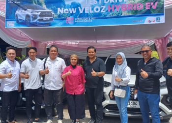 Perwakilan PT Toyota-Astra Motor bersama Agung Toyota Bengkulu berfoto bersama saat peluncuran Toyota Veloz Hybrid EV di Bengkulu, Sabtu (28/3/2026). (Dok. Yola)