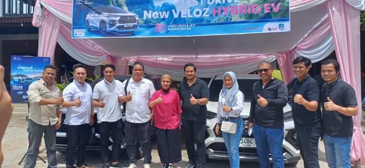 Perwakilan PT Toyota-Astra Motor bersama Agung Toyota Bengkulu berfoto bersama saat peluncuran Toyota Veloz Hybrid EV di Bengkulu, Sabtu (28/3/2026). (Dok. Yola)