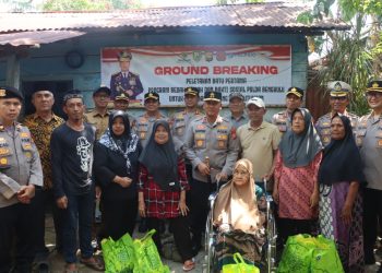 Foto bersama setelah peletakan batu pertama pembangunan rumah ke-72, di Jalan P. Natadirja. (Foto:Yl)