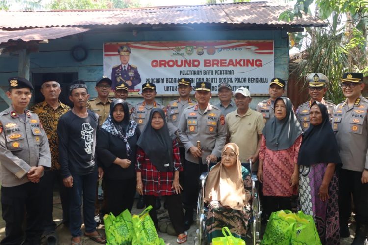 Foto bersama setelah peletakan batu pertama pembangunan rumah ke-72, di Jalan P. Natadirja. (Foto:Yl)