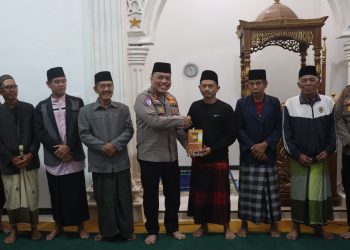 Kapolres Kepahiang AKBP Yuriko Fernanda melaksanakan program Subuh Keliling (Suling) sekaligus menyalurkan bantuan sosial kepada warga kurang mampu di Masjid Al-Muttaqin, Desa Suro Lembak, Kecamatan Ujan Mas, Sabtu (7/3/2026). (Foto:Yl)