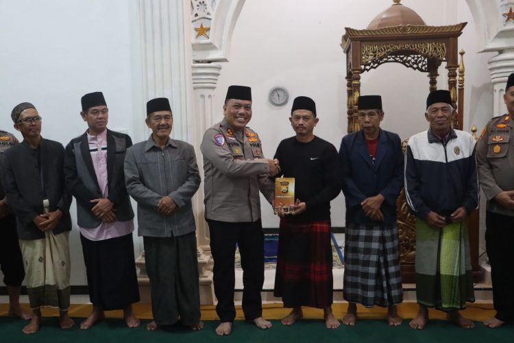 Kapolres Kepahiang AKBP Yuriko Fernanda melaksanakan program Subuh Keliling (Suling) sekaligus menyalurkan bantuan sosial kepada warga kurang mampu di Masjid Al-Muttaqin, Desa Suro Lembak, Kecamatan Ujan Mas, Sabtu (7/3/2026). (Foto:Yl)