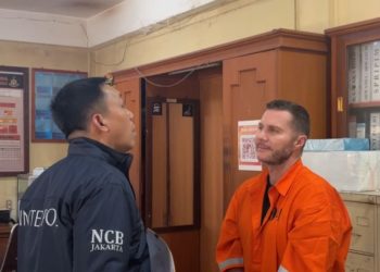 Aparat gabungan Indonesia menangkap buronan internasional asal Inggris, Steven Lyons (45), di Bali, Sabtu (28/3/2026). (Foto:ist)