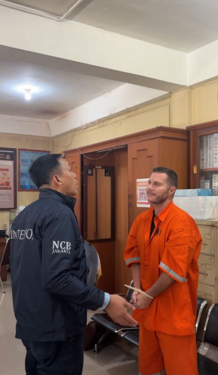 Aparat gabungan Indonesia menangkap buronan internasional asal Inggris, Steven Lyons (45), di Bali, Sabtu (28/3/2026). (Foto:ist)