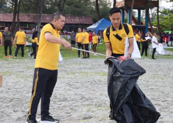 Polresta Bengkulu bersama jajaran ikut ambil bagian dalam aksi GEMPAR bersih-bersih pantai, Selasa (31/3/2026). (Foto:Yl)