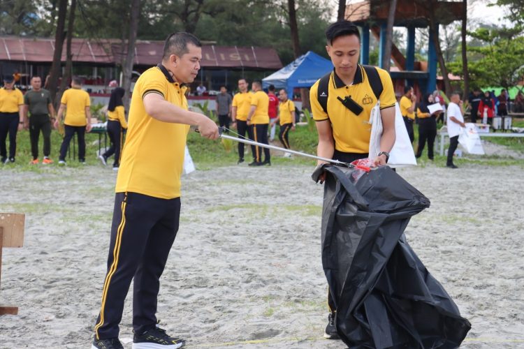 Polresta Bengkulu bersama jajaran ikut ambil bagian dalam aksi GEMPAR bersih-bersih pantai, Selasa (31/3/2026). (Foto:Yl)