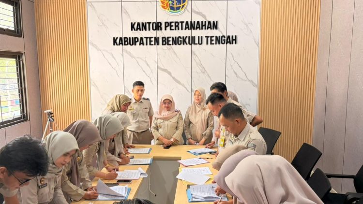PPPK di lingkungan Kementerian  ATR/BPN melaksanakan penandatanganan adendum perjanjian kerja, Selasa (10/3/2026). (Dok. Yola)