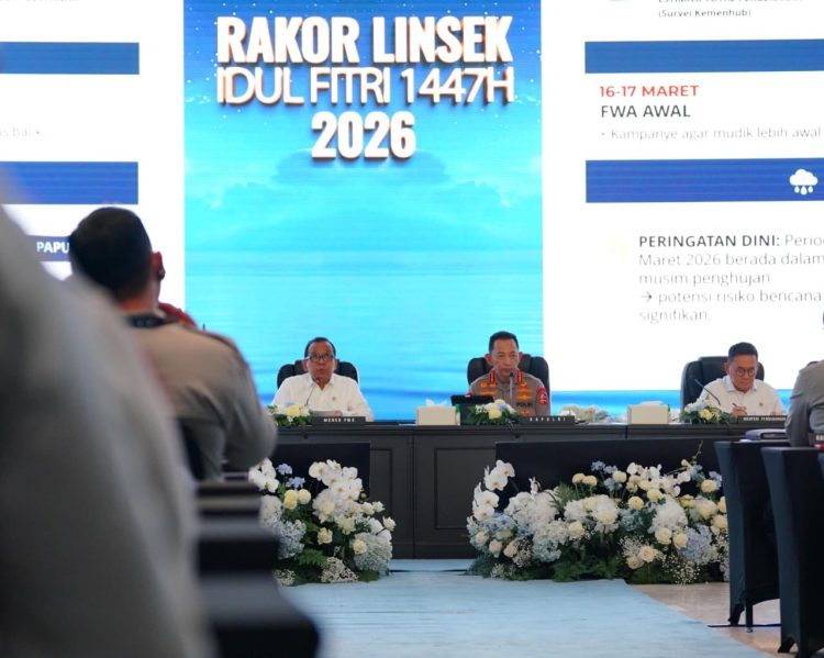 Kapolri Jenderal Listyo Sigit, memimpin rapat koordinasi lintas terkait kesiapan operasi ketupatan di Gedung PTIK, Jakarta Selatan, Senin (2/3/2026). (Dok/yl)