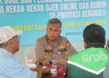 Kapolda Bengkulu Irjen Pol. Mardiyono berinteraksi dengan pengemudi ojek online dan perwakilan buruh saat kegiatan halal bihalal di Lapangan Golf Merah Putih, Kota Bengkulu, Jumat (27/3/2026). (Dok. Yola)