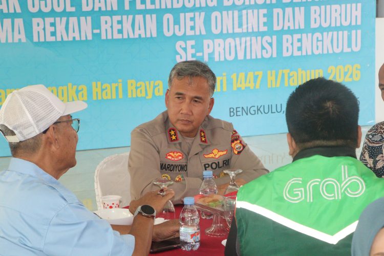 Kapolda Bengkulu Irjen Pol. Mardiyono berinteraksi dengan pengemudi ojek online dan perwakilan buruh saat kegiatan halal bihalal di Lapangan Golf Merah Putih, Kota Bengkulu, Jumat (27/3/2026). (Dok. Yola)