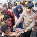 Kapolda Bengkulu Irjen Pol. Mardiyono menyapa dan membagikan mainan kepada anak-anak saat meninjau aktivitas wisata di Pantai Zakat, Kota Bengkulu, Jumat (27/3/2026) (Dok. Yola)
