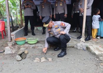 Kapolda Bengkulu, Irjen Pol Mardiyono, melakukan peletakan batu pertama program bedah rumah ke-71 bagi warga Sawah Lebar, diiringi bakti sosial penyaluran sembako. (foto:Yl)