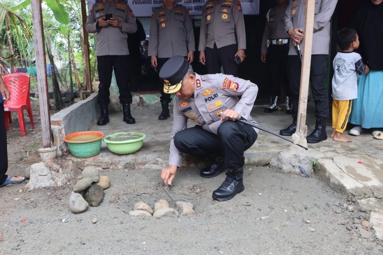 Kapolda Bengkulu, Irjen Pol Mardiyono, melakukan peletakan batu pertama program bedah rumah ke-71 bagi warga Sawah Lebar, diiringi bakti sosial penyaluran sembako. (foto:Yl)