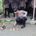 Kapolda Bengkulu, Irjen Pol Mardiyono, melakukan peletakan batu pertama program bedah rumah ke-71 bagi warga Sawah Lebar, diiringi bakti sosial penyaluran sembako. (foto:Yl)