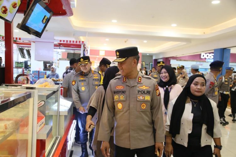 Kapolda Bengkulu Irjen Pol. Mardiyono meninjau pengamanan di Bencoolen Mall, Kota Bengkulu, Kamis (26/3/2026). (Dok. Yola)