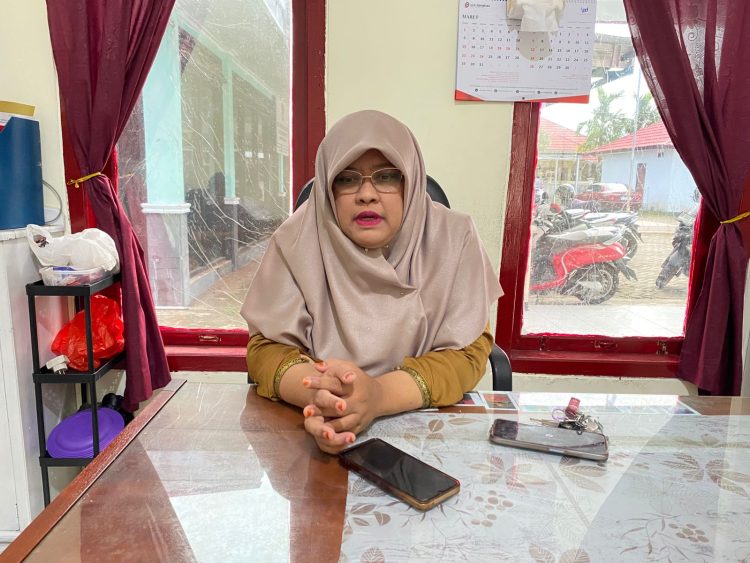 Kepala Bidang Ekonomi, Sosial, Budaya, dan Organisasi Kemasyarakatan (Ekososbud) Kesbangpol Bengkulu Tengah, Dian Mercy Andriani, saat menerima kunjungan silaturahmi sejumlah jurnalis, Selasa (10/3/2026). (Dok, Yola)
