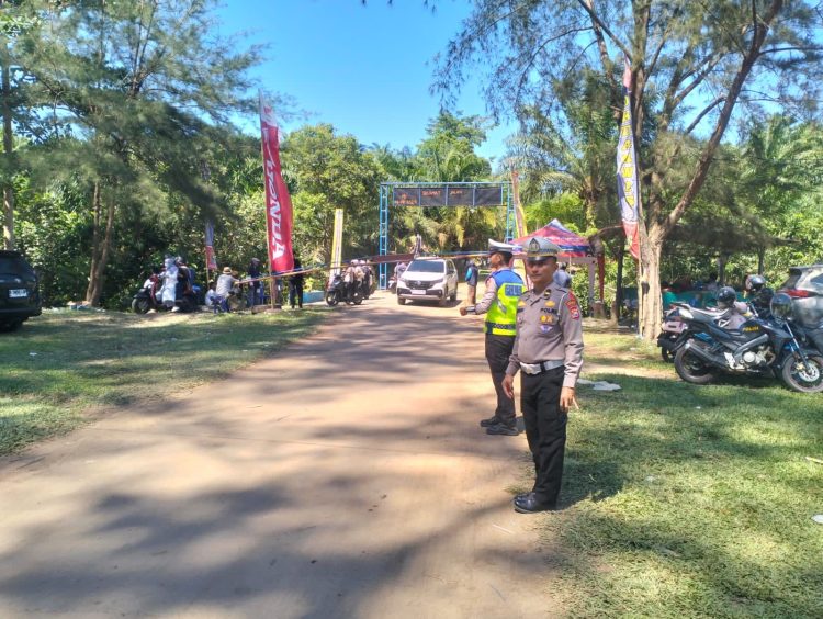 Personel Polres Mukomuko melakukan pengamanan dan pengaturan arus lalu lintas di kawasan objek wisata saat libur Idul Fitri 1447 H (Dok .dadang)