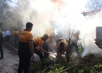 Dit Intelkam Polda Bengkulu menggelar aksi bersih pantai di kawasan Pantai Pasir Putih hingga Jembatan Merah Putih, Jumat pagi (13/3/2026). (Foto:Yl)
