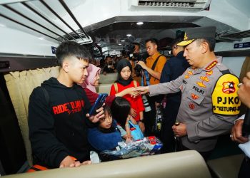 Kapolri meninjau langsung Stasiun Surabaya Gubeng, Jawa Timur, pada Minggu (15/3) pagi. (Foto:Yl)