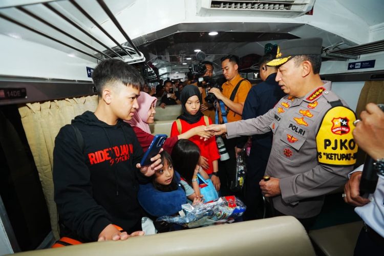 Kapolri meninjau langsung Stasiun Surabaya Gubeng, Jawa Timur, pada Minggu (15/3) pagi. (Foto:Yl)