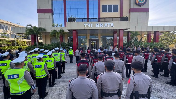 Polda Bengkulu menggelar apel pagi Operasi Ketupat Nala 2026 di halaman Gedung Tri Brata Polda Bengkulu, Minggu (15/3/2026). (Foto:Yl)