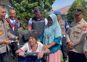 Kapolresta Bengkulu Kombes Pol. Rahmad Hidayat menyerahkan bantuan kursi roda kepada warga di Kecamatan Kampung Melayu, Kota Bengkulu, Jumat (27/3/2026). (Dok. Yola)