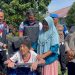 Kapolresta Bengkulu Kombes Pol. Rahmad Hidayat menyerahkan bantuan kursi roda kepada warga di Kecamatan Kampung Melayu, Kota Bengkulu, Jumat (27/3/2026). (Dok. Yola)