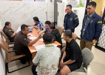 Penyerahan lima tersangka beserta barang bukti ke jaksa di Kejaksaan Negeri Jakarta Selatan, Selasa (31/3/2026). (Foto:ist)
