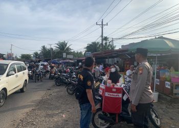 Personel Polsek Muara Bangkahulu turun langsung ke lapangan mengamankan kemacetan dipasar, Minggu (1/3/2026). (Dok/Yl)