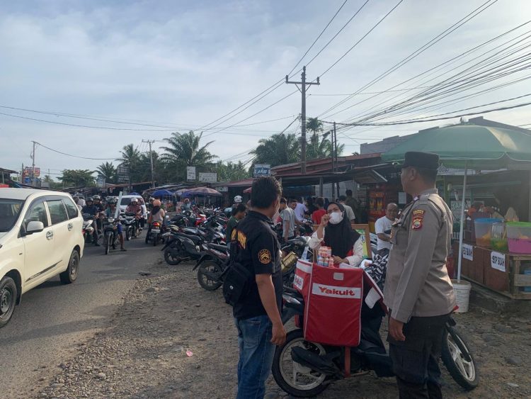 Personel Polsek Muara Bangkahulu turun langsung ke lapangan mengamankan kemacetan dipasar, Minggu (1/3/2026). (Dok/Yl)