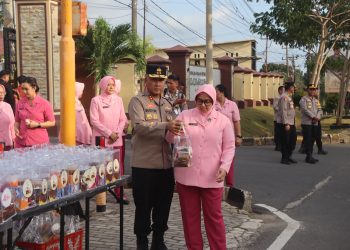 Kapolda Bengkulu Irjen Pol Mardiyono bersama Ketua Pengurus Yayasan Kemala Bhayangkari (YKB) Daerah Bengkulu Ny Yanti Mardiyono membagikan takjil kepada masyarakat di depan Mapolda Bengkulu, Jumat sore (13/3/2026). (Foto:Yl)