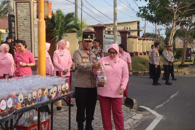Kapolda Bengkulu Irjen Pol Mardiyono bersama Ketua Pengurus Yayasan Kemala Bhayangkari (YKB) Daerah Bengkulu Ny Yanti Mardiyono membagikan takjil kepada masyarakat di depan Mapolda Bengkulu, Jumat sore (13/3/2026). (Foto:Yl)