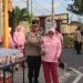 Kapolda Bengkulu Irjen Pol Mardiyono bersama Ketua Pengurus Yayasan Kemala Bhayangkari (YKB) Daerah Bengkulu Ny Yanti Mardiyono membagikan takjil kepada masyarakat di depan Mapolda Bengkulu, Jumat sore (13/3/2026). (Foto:Yl)