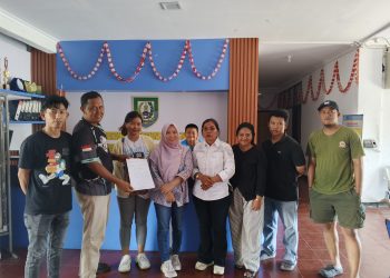 Sejumlah pekerja SPBU Tebeng bersama perwakilan menyampaikan laporan dugaan pelanggaran ketenagakerjaan ke Dinas Tenaga Kerja Bengkulu (Dok. Yola)