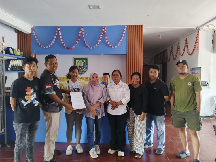Sejumlah pekerja SPBU Tebeng bersama perwakilan menyampaikan laporan dugaan pelanggaran ketenagakerjaan ke Dinas Tenaga Kerja Bengkulu (Dok. Yola)