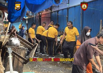 Personel Polda Bengkulu turun langsung membersihkan tumpukan sampah di kawasan Pasar Minggu, Kota Bengkulu, Jumat (6/3/2026). (Foto:Yl)
