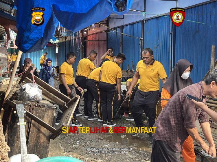 Personel Polda Bengkulu turun langsung membersihkan tumpukan sampah di kawasan Pasar Minggu, Kota Bengkulu, Jumat (6/3/2026). (Foto:Yl)